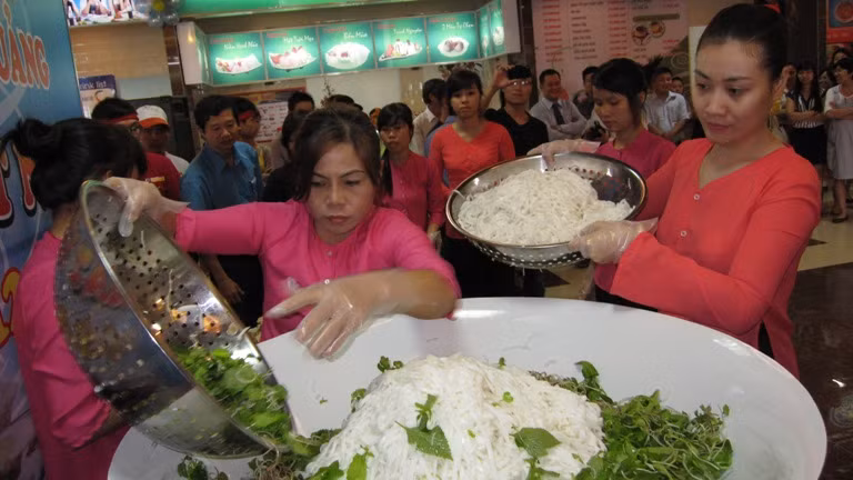 Rau và mì được cho vào bát trước ...