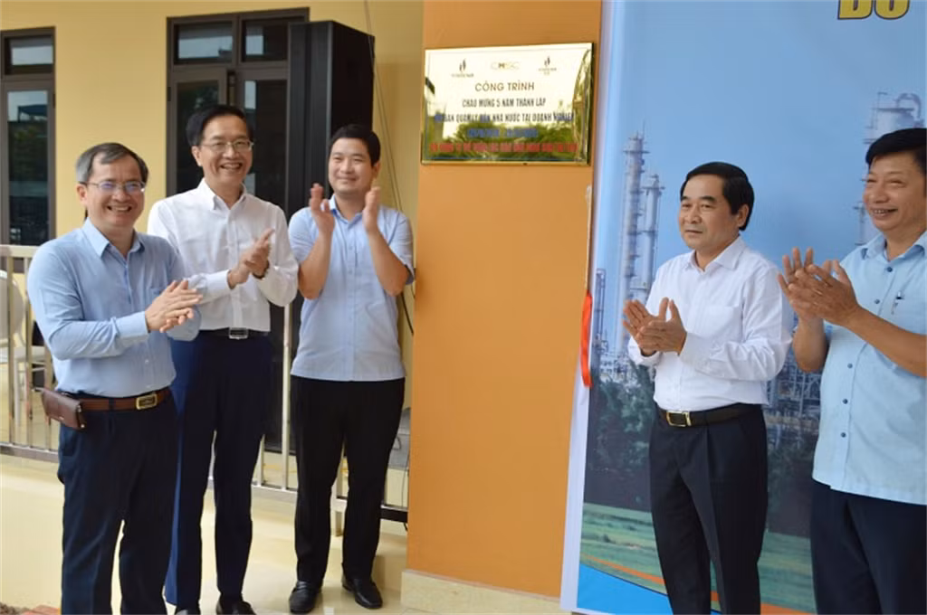 Các đồng chí lãnh đạo gắn biển công trình chào mừng 5 năm Ngày thành lập Ủy ban Quản lý vốn nhà nước tại doanh nghiệp.