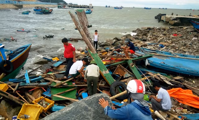 Hàng chục tàu thuyền đang neo đậu tại cảng Hòn La, xã Quảng Đông, huyện Quảng Trạch, Quảng Bình bị sóng đánh tan tác.