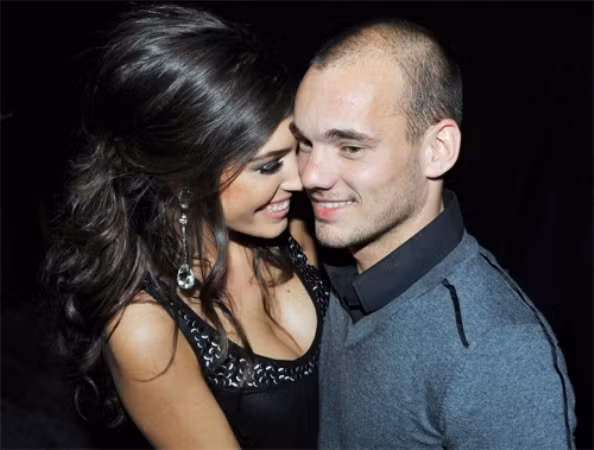 Sneijder và cô vợ xinh đẹp Yolanthe. Ảnh: AD Sneijder và cô vợ xinh đẹp Yolanthe. Ảnh: AD