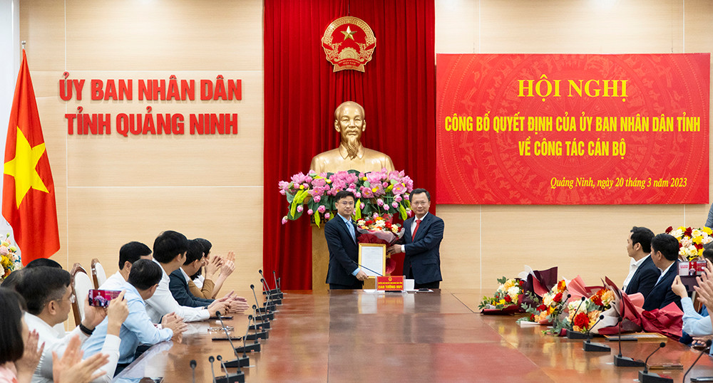 Ông Cao Tường Huy, Quyền Chủ tịch Uỷ ban nhân dân tỉnh Quảng Ninh (bên phải) trao quyết định bổ nhiệm ông Nguyễn Đức Tiệp giữ chức vụ Hiệu trưởng Trường Đại học Hạ Long. (Ảnh: CTV) Ông Cao Tường Huy, Quyền Chủ tịch Uỷ ban nhân dân tỉnh Quảng Ninh (bên phải) trao quyết định bổ nhiệm ông Nguyễn Đức Tiệp giữ chức vụ Hiệu trưởng Trường Đại học Hạ Long. (Ảnh: CTV)