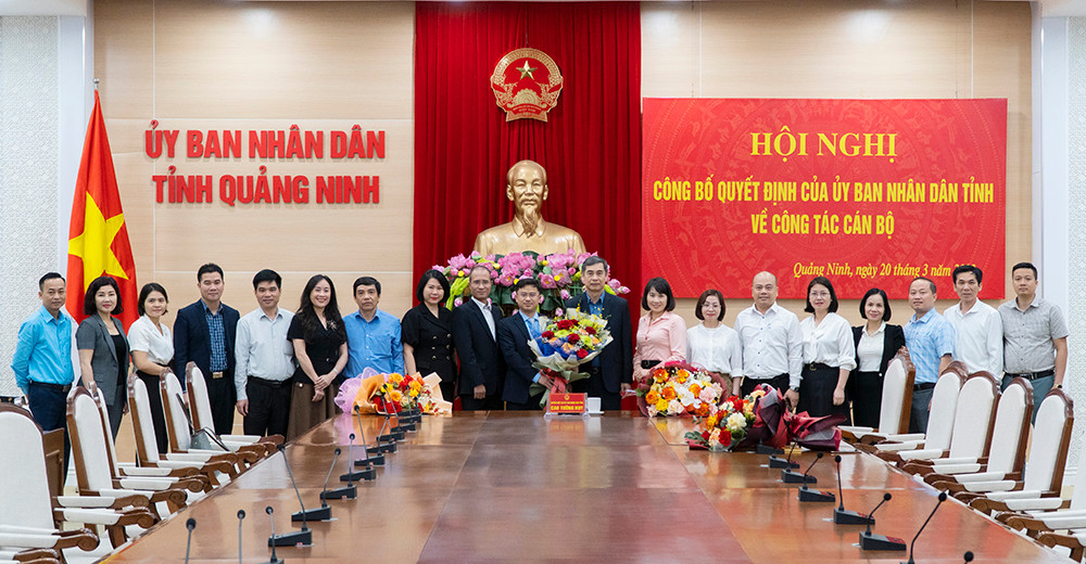 Tân Hiệu trưởng cùng tập thể lãnh đạo, cán bộ Trường Đại học Hạ Long. (Ảnh: CTV) Tân Hiệu trưởng cùng tập thể lãnh đạo, cán bộ Trường Đại học Hạ Long. (Ảnh: CTV)