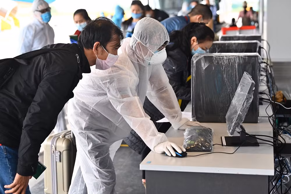 Hành khách được hướng dẫn khai báo y tế và làm thủ tục hải quan tại khu vực ngoài trời. Hành khách được hướng dẫn khai báo y tế và làm thủ tục hải quan tại khu vực ngoài trời.