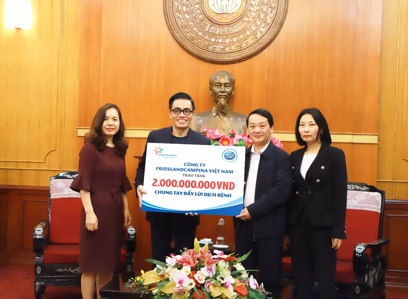 Ông Trần Vũ Hoài (thứ hai từ trái sang) – Giám Đốc Đối Ngoại công ty FrieslandCampina Việt Nam trao phần đóng góp cho đại diện Mặt trận Tổ Quốc Việt Nam. Ông Trần Vũ Hoài (thứ hai từ trái sang) – Giám Đốc Đối Ngoại công ty FrieslandCampina Việt Nam trao phần đóng góp cho đại diện Mặt trận Tổ Quốc Việt Nam.