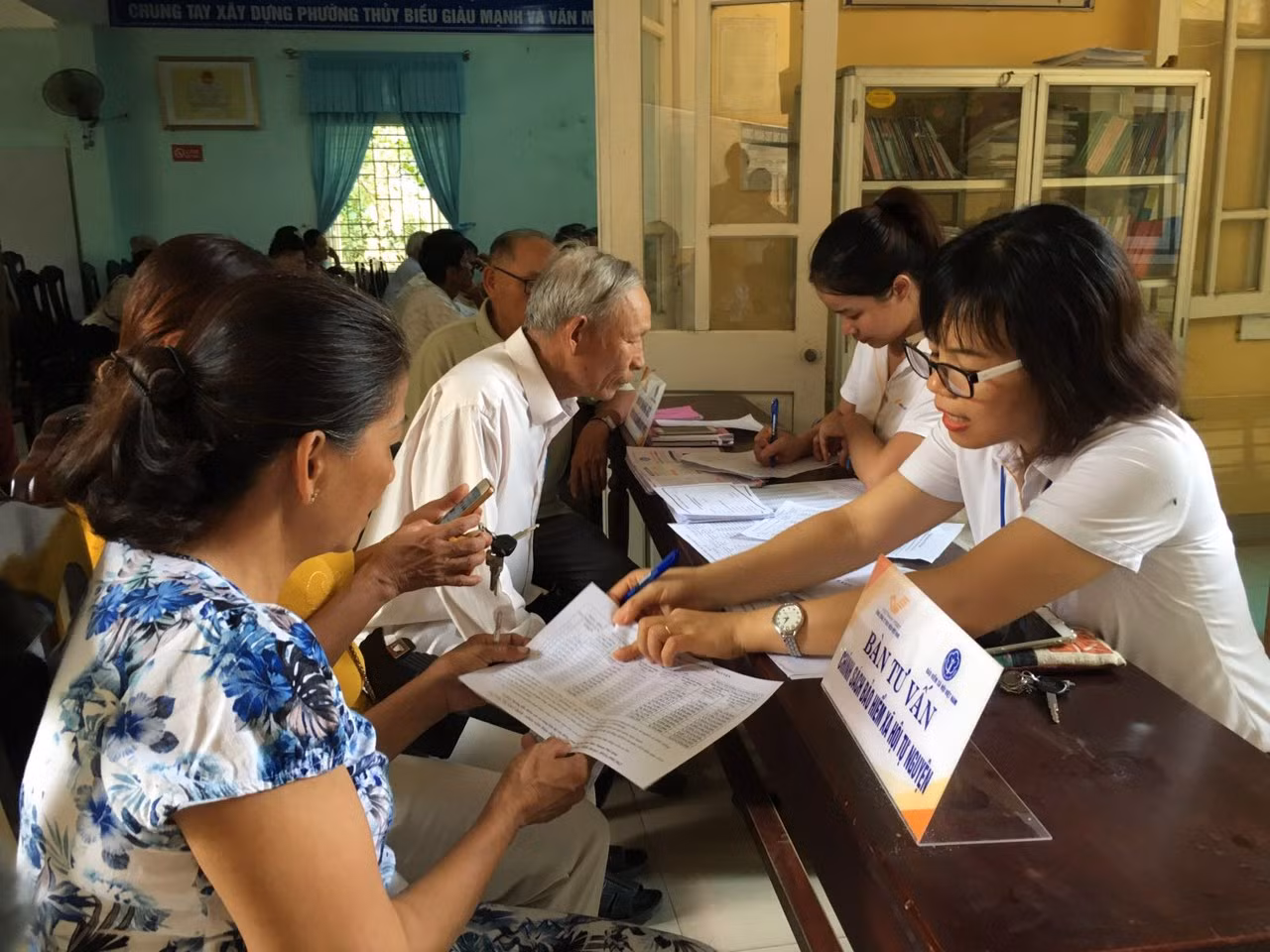 Nhân viên Bưu điện tỉnh Thừa Thiên Huế chi trả lương hưu tại các điểm phục vụ của Bưu điện tỉnh. Nguồn: buudienhue.vn Nhân viên Bưu điện tỉnh Thừa Thiên Huế chi trả lương hưu tại các điểm phục vụ của Bưu điện tỉnh. Nguồn: buudienhue.vn