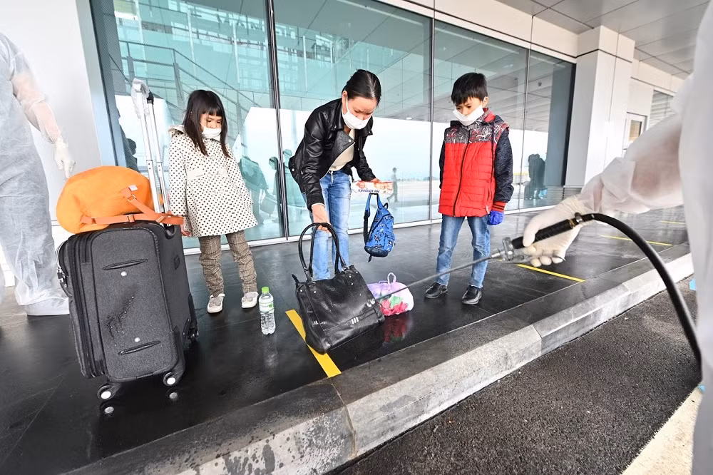 Phun xịt khử trùng hành lý xách tay. Phun xịt khử trùng hành lý xách tay.