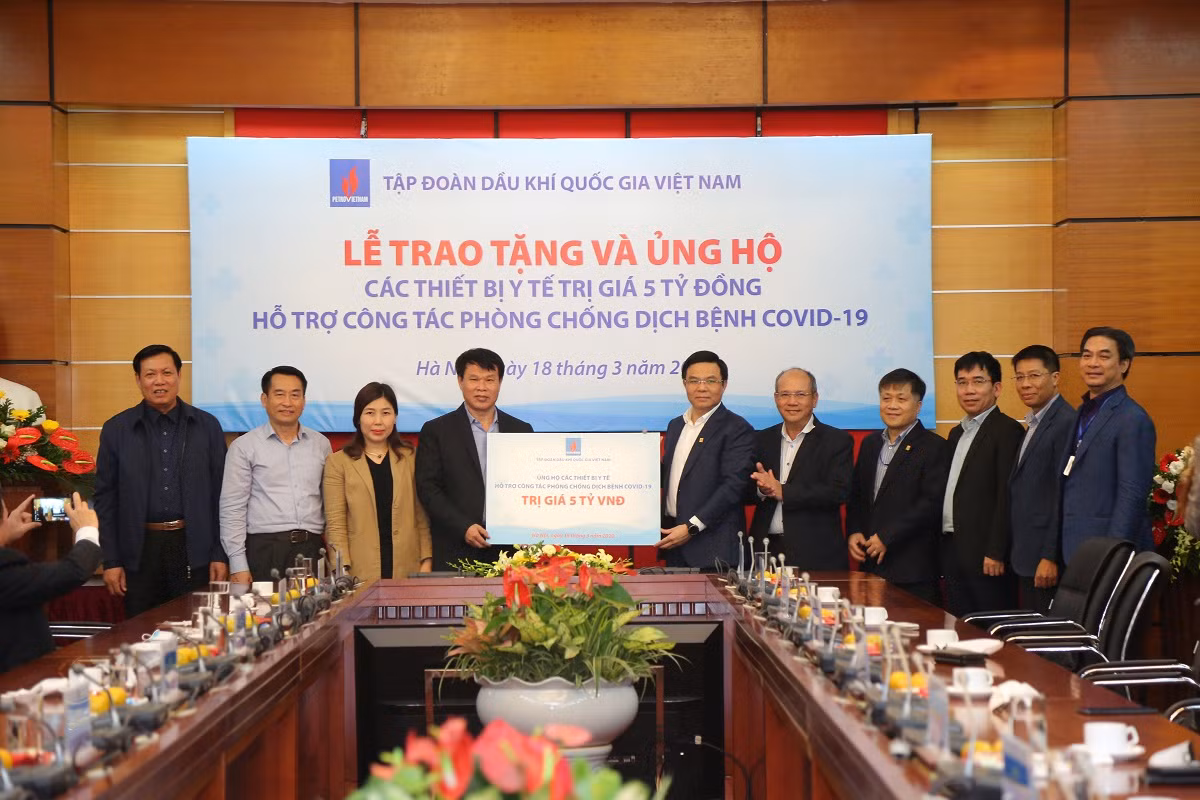 Lãnh đạo PVN trao tặng thiết bị (tượng trưng) cho lãnh đạo Bộ Y tế.