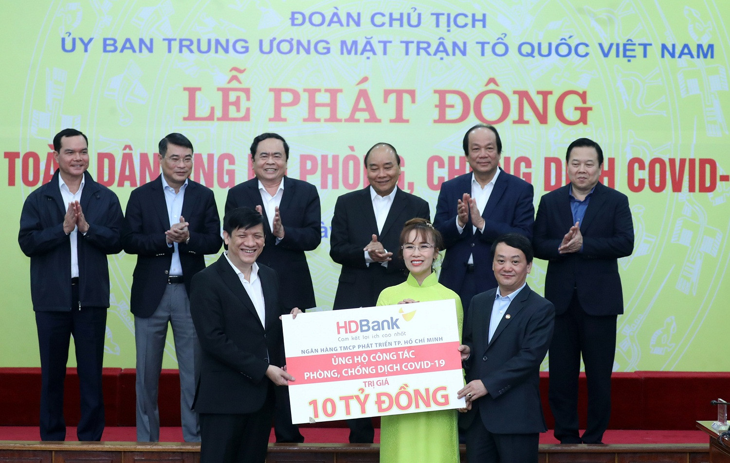 Lãnh đạo HDBank trao hỗ trợ công tác phòng chống dịch Covid-19 và ủng hộ đồng bào bị thiệt hại do hạn hán, xâm nhập mặn.