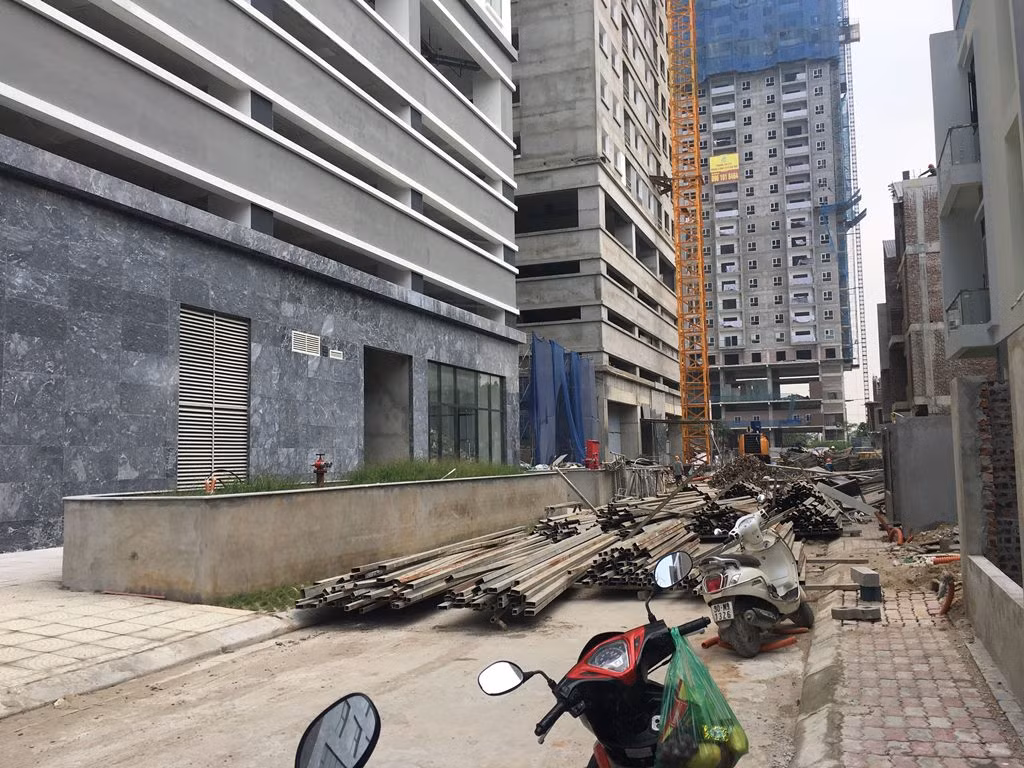 Công trình ngổn ngang tại thời điểm ngày 11/9 nhưng đã có người dân dọn về ở. Ảnh: N.H.