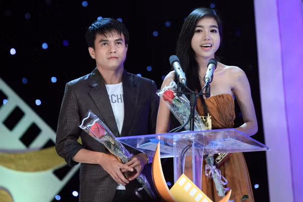 Việc trao giải thưởng Nữ diễn viên phim truyền hình xuất sắc cho diễn viên tay ngang Elly Trần vô tình hạ thấp uy tín của giải thưởng Cánh diều vàng Việc trao giải thưởng Nữ diễn viên phim truyền hình xuất sắc cho diễn viên tay ngang Elly Trần vô tình hạ thấp uy tín của giải thưởng Cánh diều vàng