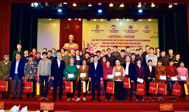 Phó Thủ tướng Trịnh Đình Dũng tặng quà Tết cho các gia đình chính sách, hộ nghèo, nạn nhân chất đôc da cam tại Tuyên Quang. Ảnh: VGP Phó Thủ tướng Trịnh Đình Dũng tặng quà Tết cho các gia đình chính sách, hộ nghèo, nạn nhân chất đôc da cam tại Tuyên Quang. Ảnh: VGP