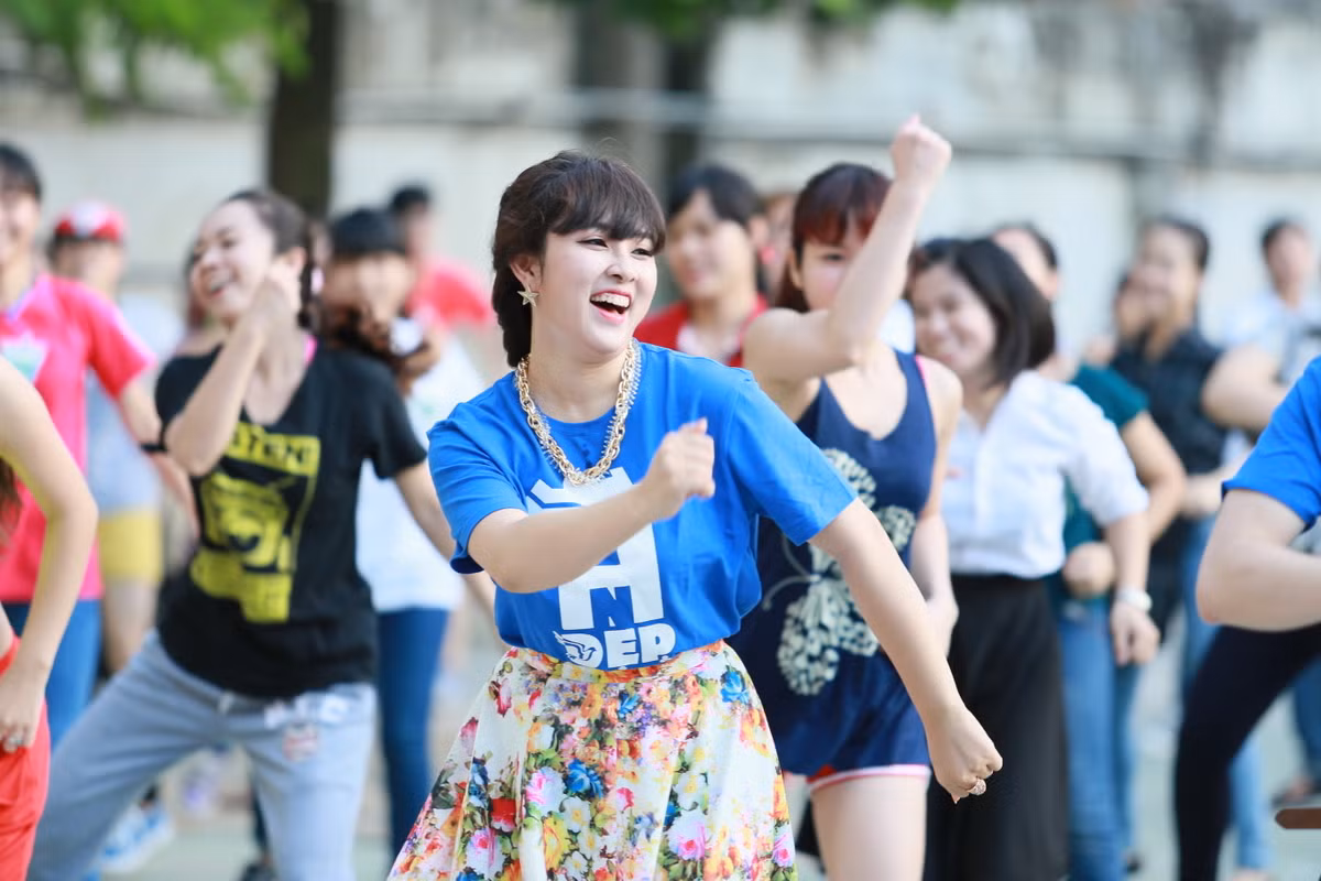 Bảo Trâm idol diện váy ngắn, "cháy" hết mình.