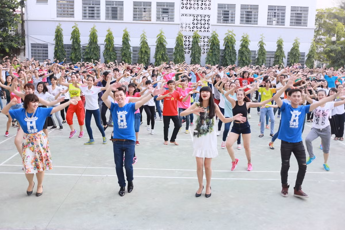 Bảo Trâm, Phan Anh, Hà Vy, Trung Quân nhảy tưng bừng cùng các bạn trẻ tại ĐH Văn Hóa.