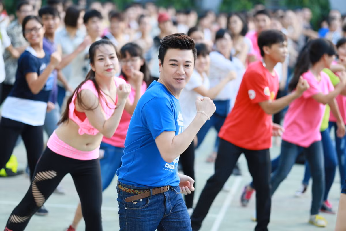 Ca sĩ, MC Phan Anh đang “điên cuồng” theo từng giai điệu vang lên.