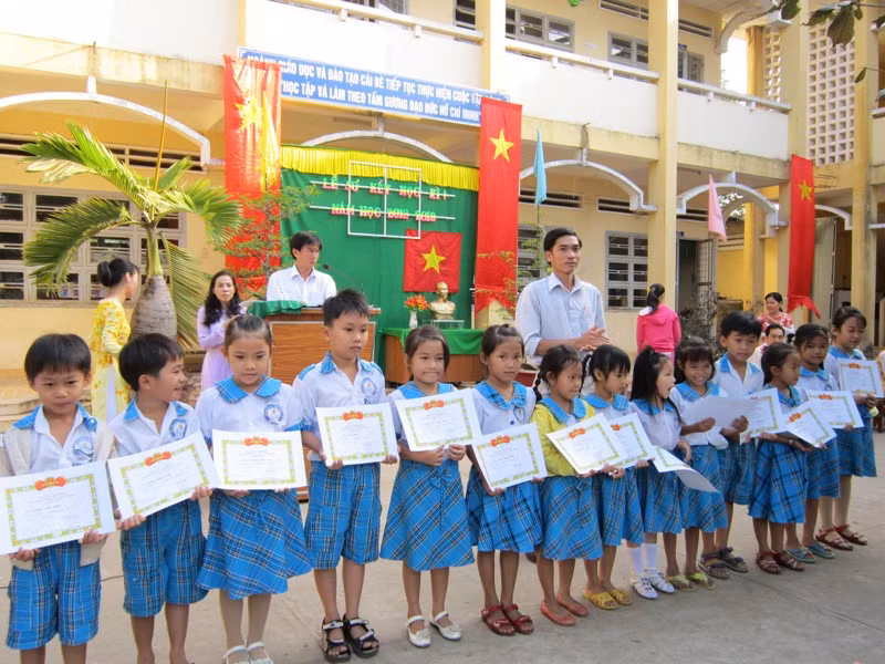 Giấy khen là hình thức tuyên dương, ghi nhận sự nỗ lực và phấn đấu của học sinh trong suốt năm học (Ảnh minh họa)