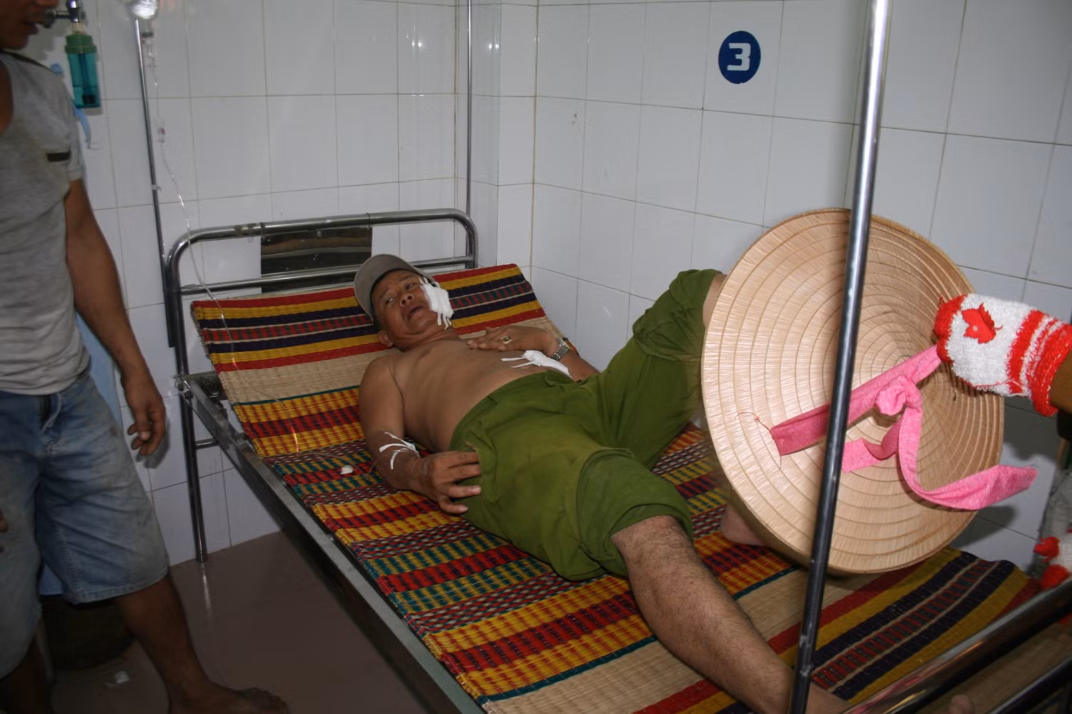 Anh Bùi Tuấn Kiệt bị thương đang cấp cứu tại Trạm y tế xã Đại Lãnh Anh Bùi Tuấn Kiệt bị thương đang cấp cứu tại Trạm y tế xã Đại Lãnh