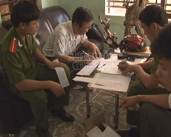 Lực lượng Công an làm việc với chủ cơ sở dùng hóa chất ngâm chuối Lực lượng Công an làm việc với chủ cơ sở dùng hóa chất ngâm chuối