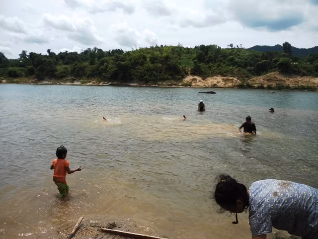 Từng chậu đất, đá được đào xới từ dưới đáy sông đưa lên bờ đãi.