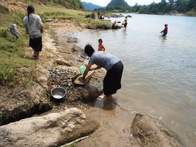 Cận cảnh người dân đãi vàng trên sông Đăkrông.
