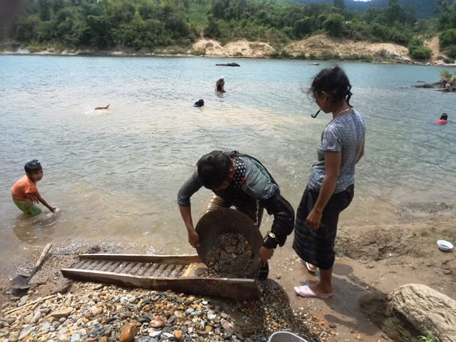 Mỗi ngày, ngụp lặn từ sáng đến tối mịt, nhưng mỗi người cũng chỉ kiếm được vài chục ngàn đồng.