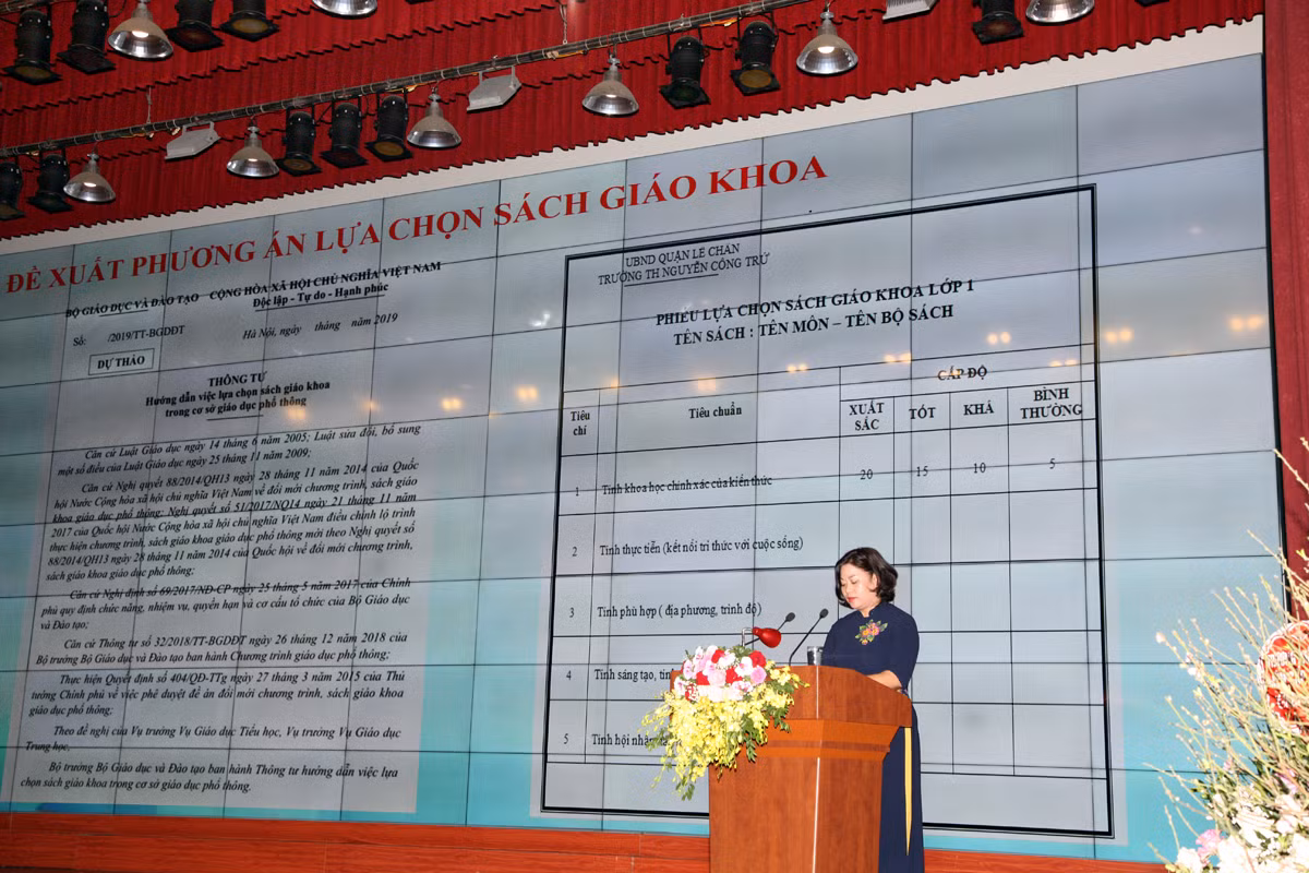 Cô giáo Nguyễn Thị Thắm, Hiệu trưởng Trường tiểu học Nguyễn Công Trứ đã đề xuất phương pháp lựa chọn sách giáo khoa (Ảnh: Lã Tiến)
