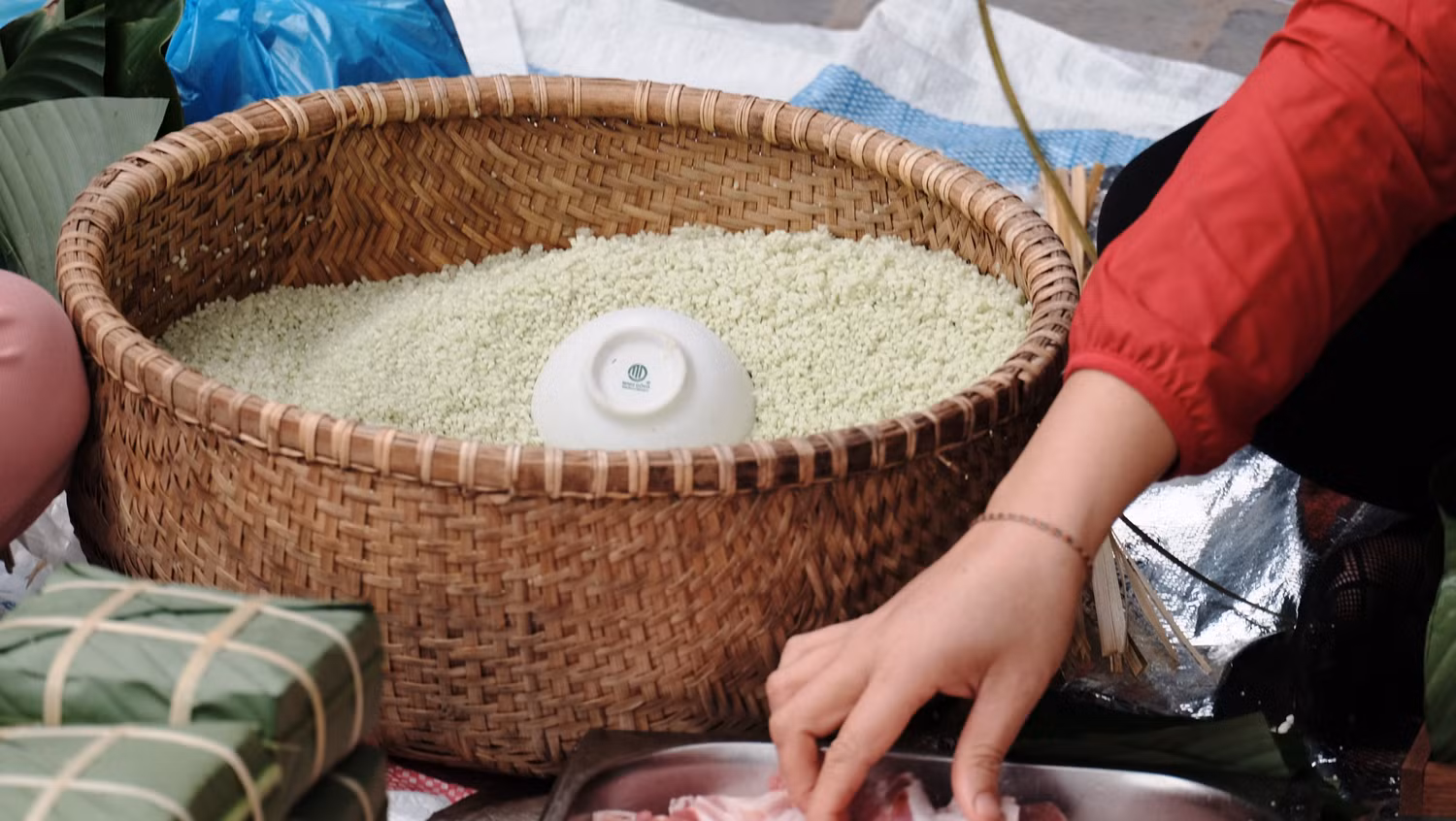 Nhiều lớp đã sử dụng cả "kỹ thuật gia truyền" với gạo nếp được ngâm xanh mướt. Nhiều lớp đã sử dụng cả "kỹ thuật gia truyền" với gạo nếp được ngâm xanh mướt.