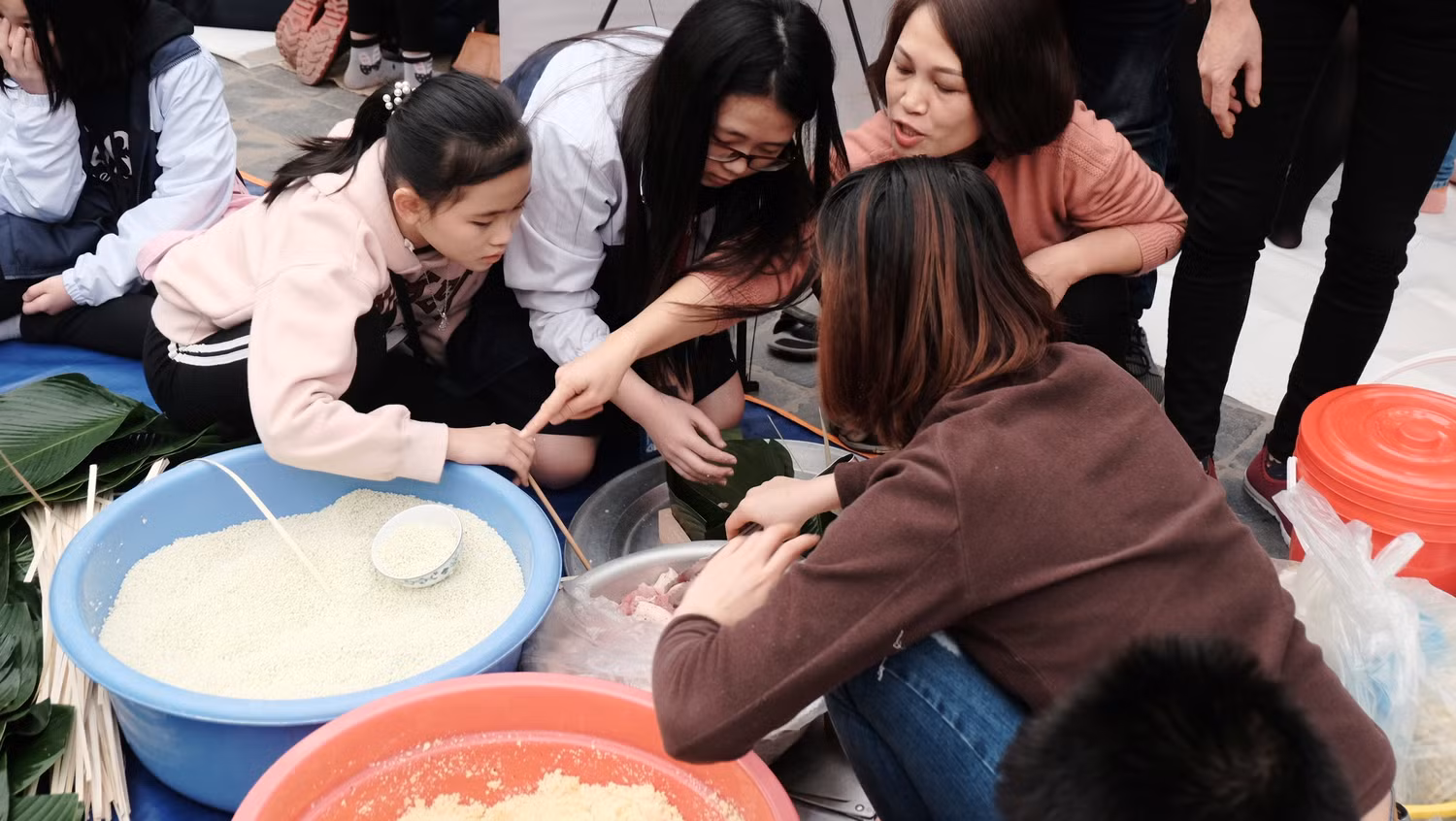 Dưới sự hướng dẫn của các vị phụ huynh, các em học sinh rất hào hứng để thực hiện những chiếc bánh của riêng mình. Dưới sự hướng dẫn của các vị phụ huynh, các em học sinh rất hào hứng để thực hiện những chiếc bánh của riêng mình.