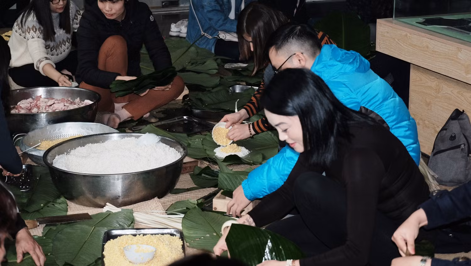 Cô giáo Văn Thùy Dương cũng tham gia gói bánh với các em học sinh. Cô giáo Văn Thùy Dương cũng tham gia gói bánh với các em học sinh.