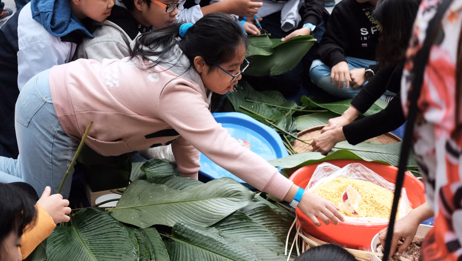 Các em đều tỏ ra rất hào hứng khi được bắt tay vào từng khâu cụ thể của gói bánh chưng. Các em đều tỏ ra rất hào hứng khi được bắt tay vào từng khâu cụ thể của gói bánh chưng.