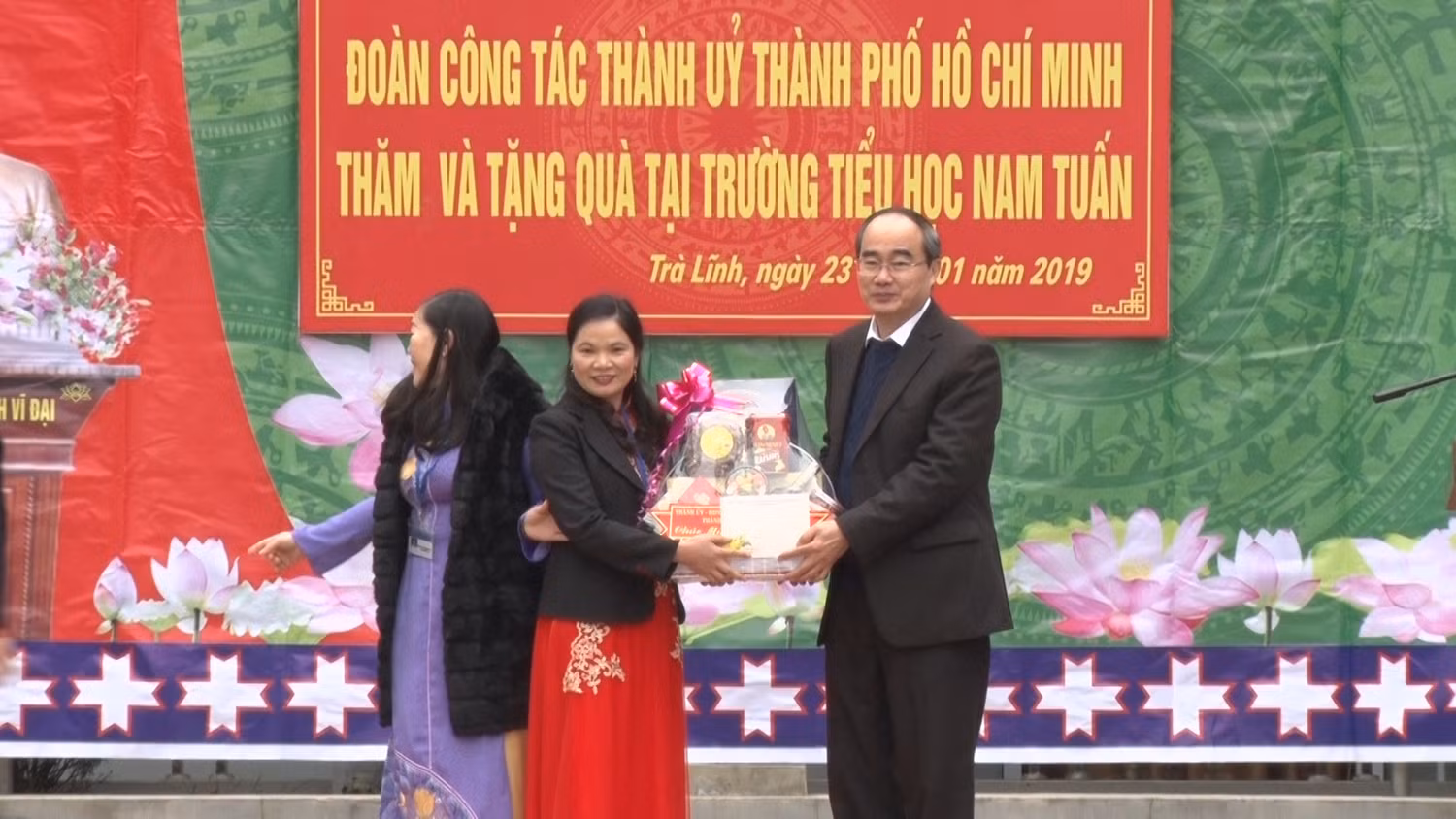Bí thư Thành ủy Thành phố Hồ Chí Minh Nguyễn Thiện Nhân tặng quà đại diện trường Tiểu học Nam Tuấn.