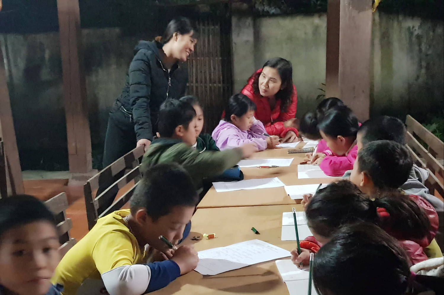 Cắm cúi và rất tập trung. Cắm cúi và rất tập trung.