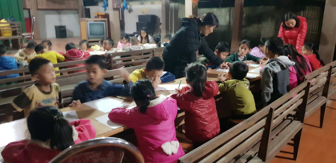 Không khí không giống trên lớp nhưng lớp học này rất vui nhộn, các em học tập rất tự giác. Không khí không giống trên lớp nhưng lớp học này rất vui nhộn, các em học tập rất tự giác.