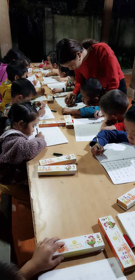 Các em học sinh lớp 1, mới làm quen mới mặt chữ cũng tham gia và tỏ ra rất hào hứng. Các em học sinh lớp 1, mới làm quen mới mặt chữ cũng tham gia và tỏ ra rất hào hứng.