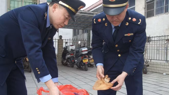 Qua kiểm tra của cơ quan chức năng, tai lợn có mùi lạ được làm từ gelatin và natri oleate. Người bán tai lợn giả đã bị bắt. Hóa chất natri oleate đã bị cấm sử dụng trong thực phẩm Qua kiểm tra của cơ quan chức năng, tai lợn có mùi lạ được làm từ gelatin và natri oleate. Người bán tai lợn giả đã bị bắt. Hóa chất natri oleate đã bị cấm sử dụng trong thực phẩm