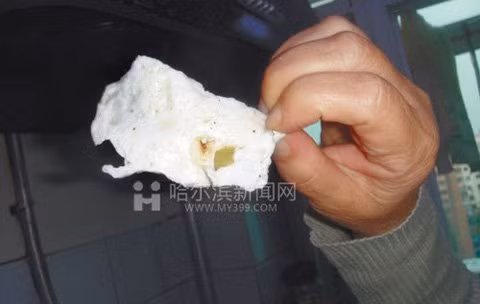 Nhưng khi đập vài quả để nấu canh thì thấy màu canh khác thường. Người này lấy riêng lòng trắng để rán thì mùi bốc lên như cao su và lấy kéo thì có thể kéo như đàn hồi. Khi đưa quả trứng luộng thì bên trong có màu vàng, cầm cứng tay. Khi ném lên mặt bàn thì bật như quả bóng cao su. Nhưng khi đập vài quả để nấu canh thì thấy màu canh khác thường. Người này lấy riêng lòng trắng để rán thì mùi bốc lên như cao su và lấy kéo thì có thể kéo như đàn hồi. Khi đưa quả trứng luộng thì bên trong có màu vàng, cầm cứng tay. Khi ném lên mặt bàn thì bật như quả bóng cao su.