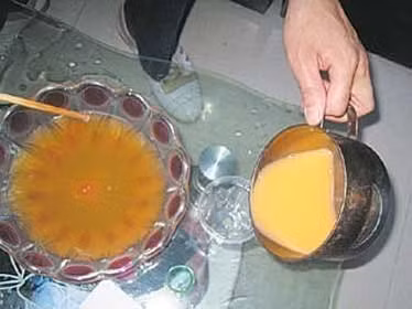 Làm lòng trứng giả chỉ cần cho muối alginate vào nước khuấy đều cho dung dịch trắng có độ dính như lòng trắng. Sau đó lấy lòng trắng được tạo ra cho thêm màu thực phẩm sẽ có lòng đỏ. Làm lòng trứng giả chỉ cần cho muối alginate vào nước khuấy đều cho dung dịch trắng có độ dính như lòng trắng. Sau đó lấy lòng trắng được tạo ra cho thêm màu thực phẩm sẽ có lòng đỏ.