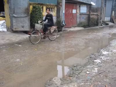Đường làng lúc nào cũng ngập trong nước thải Đường làng lúc nào cũng ngập trong nước thải