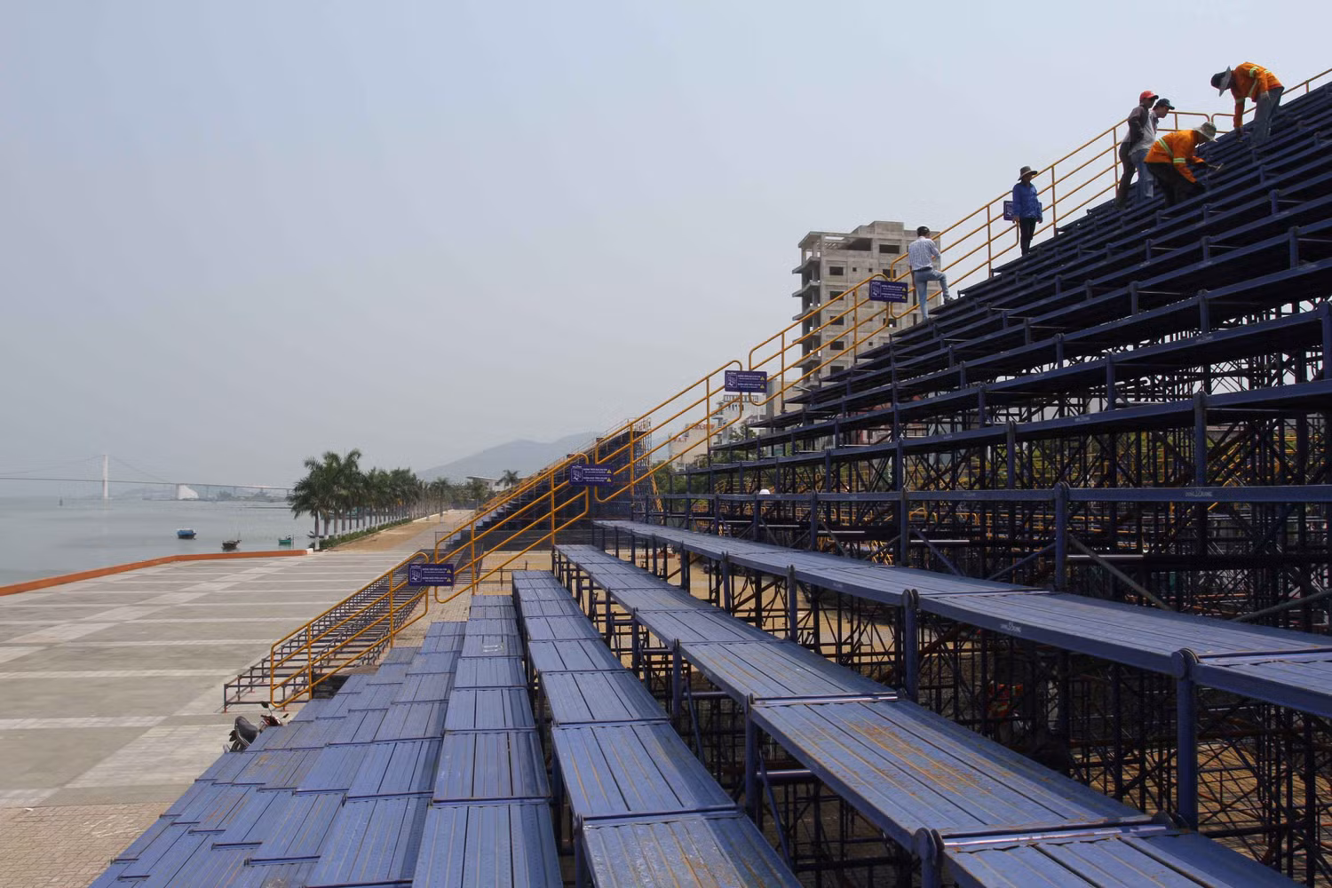Cuộc thi trình diễn pháo hoa quốc tế Đà Nẵng 2015 diễn ra bên sông Hàn thơ mộng vào hai đêm 28 và 29/4. Ảnh Thùy Linh