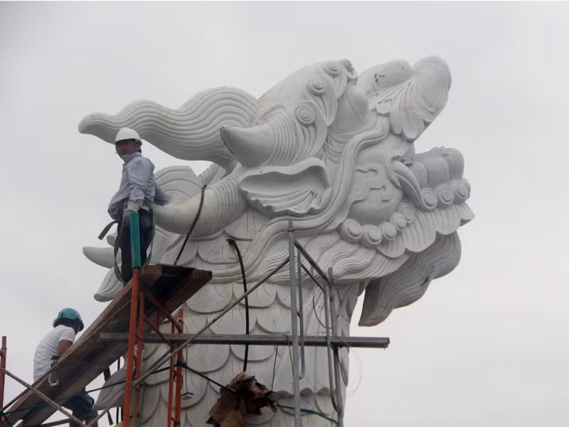 Đầu "Cá chép hóa rồng" đang được lắp đặt. Đầu "Cá chép hóa rồng" đang được lắp đặt.