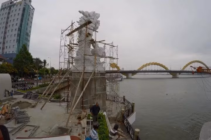 "Cá chép hóa rồng" bên sông Hàn. "Cá chép hóa rồng" bên sông Hàn.