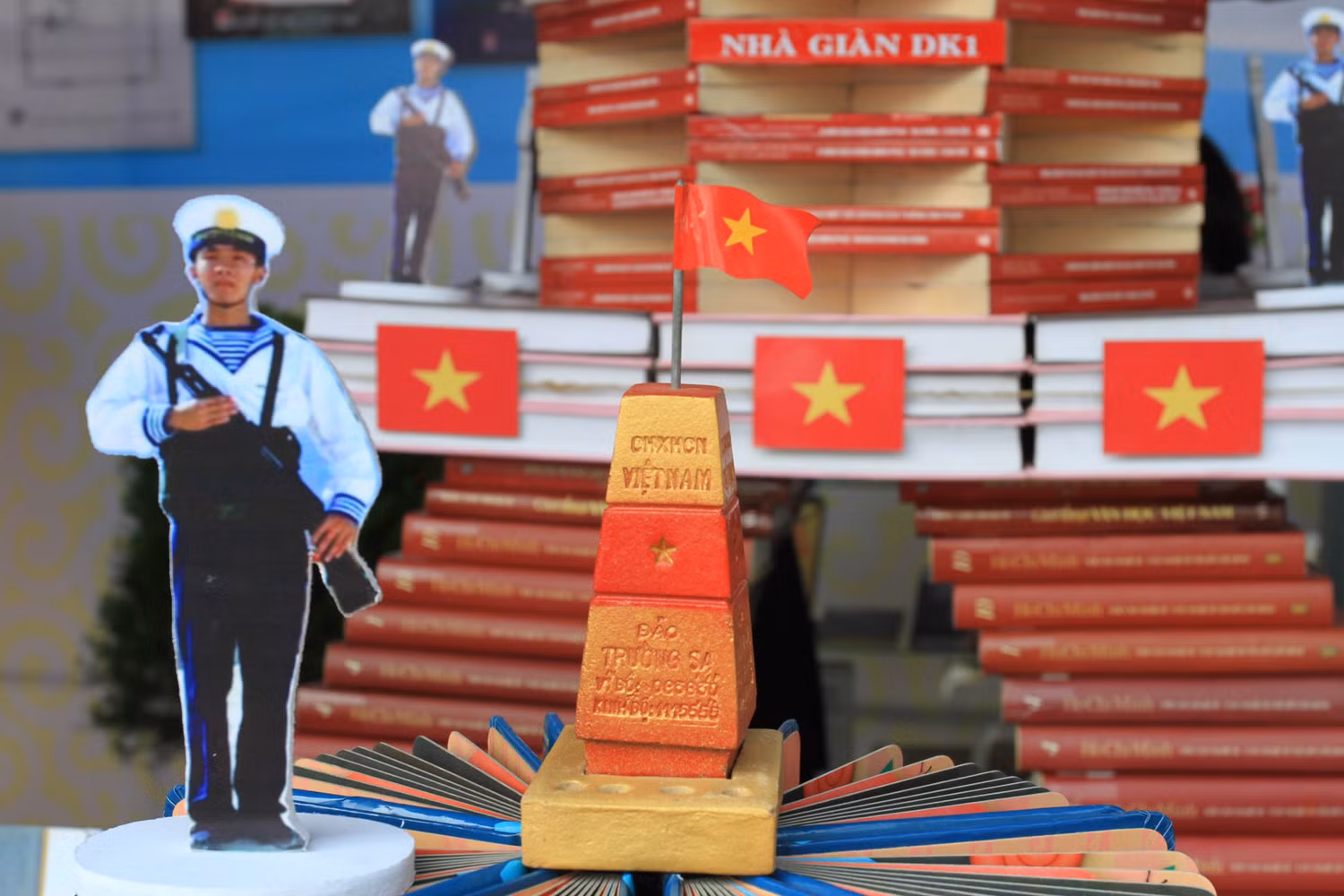 Đặc biệt, trong ngày hội sách này, mọi người dân trên địa bàn thành phố có cơ hội tiếp cận với nhiều tài liệu quý giá khẳng định chủ quyền biển đảo Việt Nam do Thư viên Khoa học Tổng hợp thành phố cung cấp…Trong đó, quần đảo Hoàng Sa và Trường Sa được trình bày nổi bật, rất đẹp mắt...
