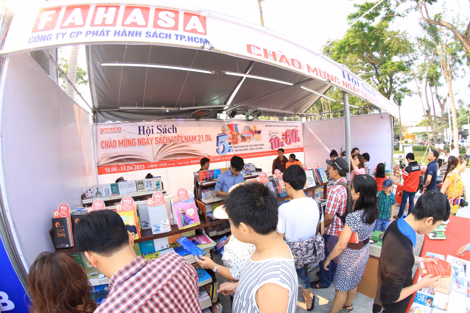...Rất đông người dân, học sinh, sinh viên...tới tham dự. Đây là lần đầu tiên thành phố bên sông Hàn này tổ chức "Ngày sách Đà Nẵng".