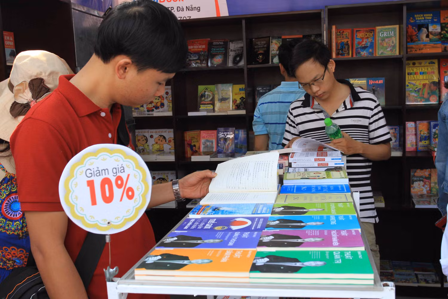 Nhiều cuốn sách được bán giảm giá trong ngày hội sách...