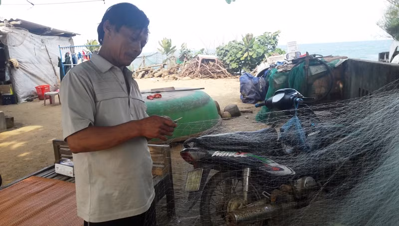 Lão ngư Trương Đình Kiểm (thông An Cường, xã Bình Hải, Bình Sơn) cặm cụi may lại tấm lưới để chuẩn bị cho chuyến biển đêm. Gia đình ông mấy đời đi biển, sống nhờ biển, nay lại đứng trước cảnh có thể bị "cách ly" với biển vì "đại dự án khủng" của Tập đoàn FLC.