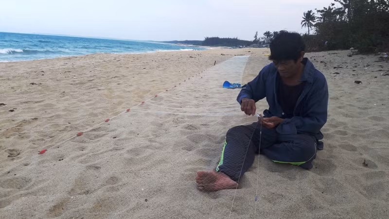 Dù chưa có thông báo chính thức từ phía chính quyền về dự án của Tập đoàn FLC nhưng nhiều ngư dân xứ biển đã phập phòng lo lắng. Họ lo sợ viễn cảnh phải đến những khu tái định cư xa biển và phải từ bỏ nghề biển có truyền thống từ bao đời nay.