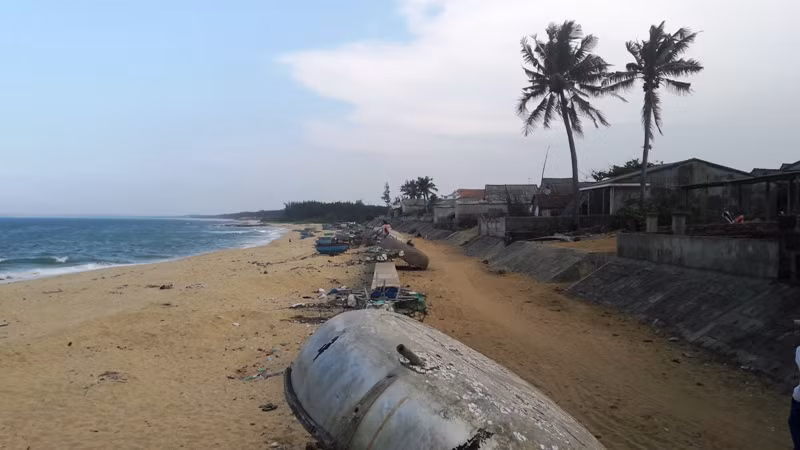 Người dân làng biển xây nhà dựng cửa ngay trước biển. Cuộc sống quanh năm gắn liền với biển cả nên khi nghe tin về "đại dự án" về làng, họ không khỏi phập phòng lo lắng.