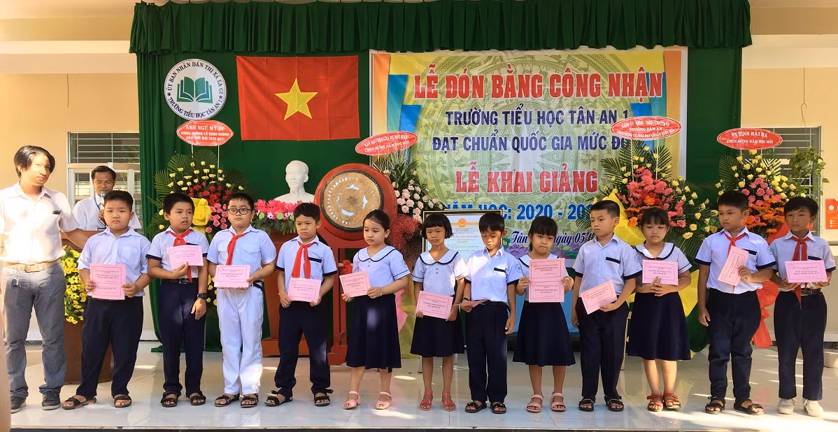 Các nhà trường luôn nỗ lực vận động các nhà hảo tâm tặng bảo hiểm cho học sinh có hoàn cảnh khó khăn (Ảnh P.T)