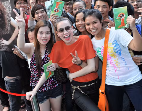 Người đẹp chia sẻ: "Chính những bạn học sinh, sinh viên đầy nhiệt tình và máu lửa là chất xúc tác giúp tôi có thêm hưng phấn trong các lần biểu diễn”. Chính tay Hồ Ngọc Hà trao những chiếc vé đầu tiên và ký tên tặng các khán giả có mặt sớm nhất. (Theo VNE)