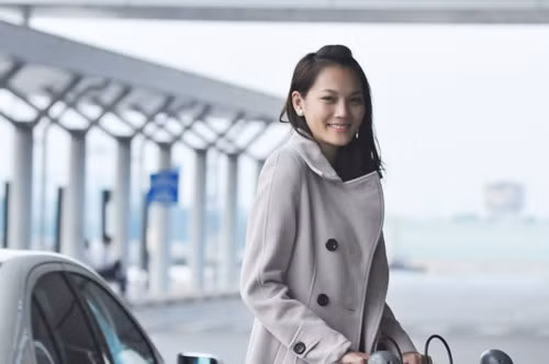 Ngọc Thạch khoe dáng ngọc và nụ cười rạng rỡ tại sân bay.