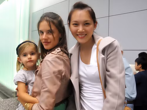 Ngọc Thạch tình cờ gặp siêu mẫu Alessandra Ambrosio cùng con trai ra sân bay đón chồng.